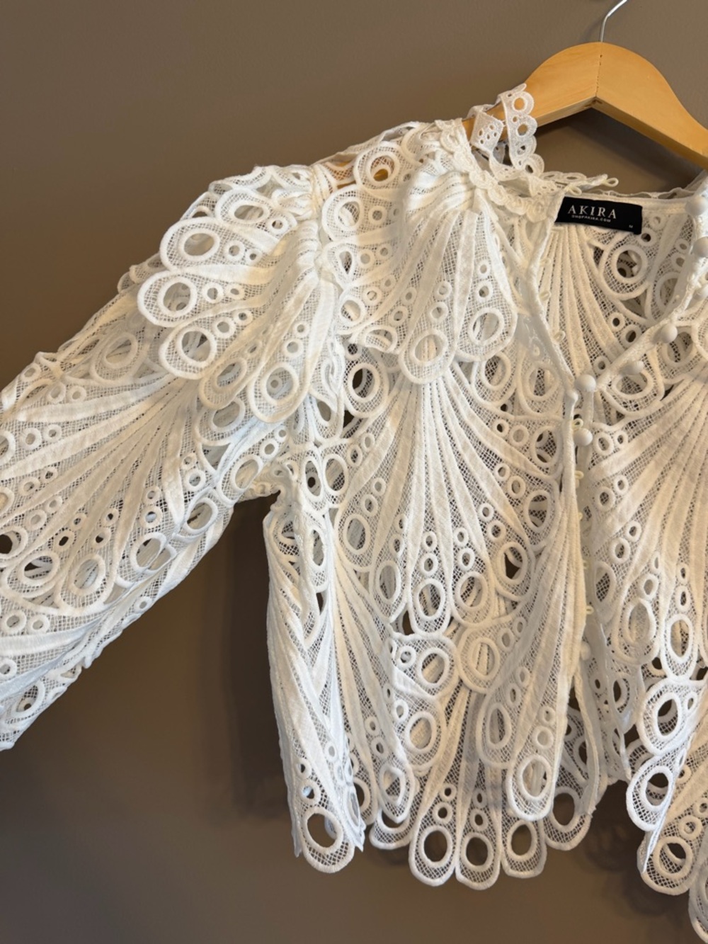 AKIRA White Guipure Lace Peacock Fan Cropped Jacket Bell Sleeve Blouse NWOT M - Picture 4 of 9